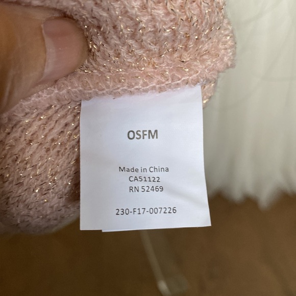 Winter women’s tuque/hat colour blush pink with rose gold threads all around! OS - Picture 6 of 7